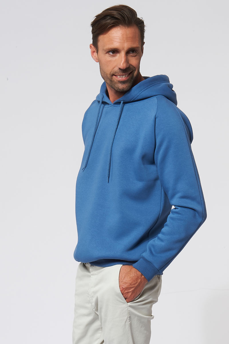 Sweat à capuche hoodie made in France Rembrandt bleu cobalt homme de profil - FIL ROUGE