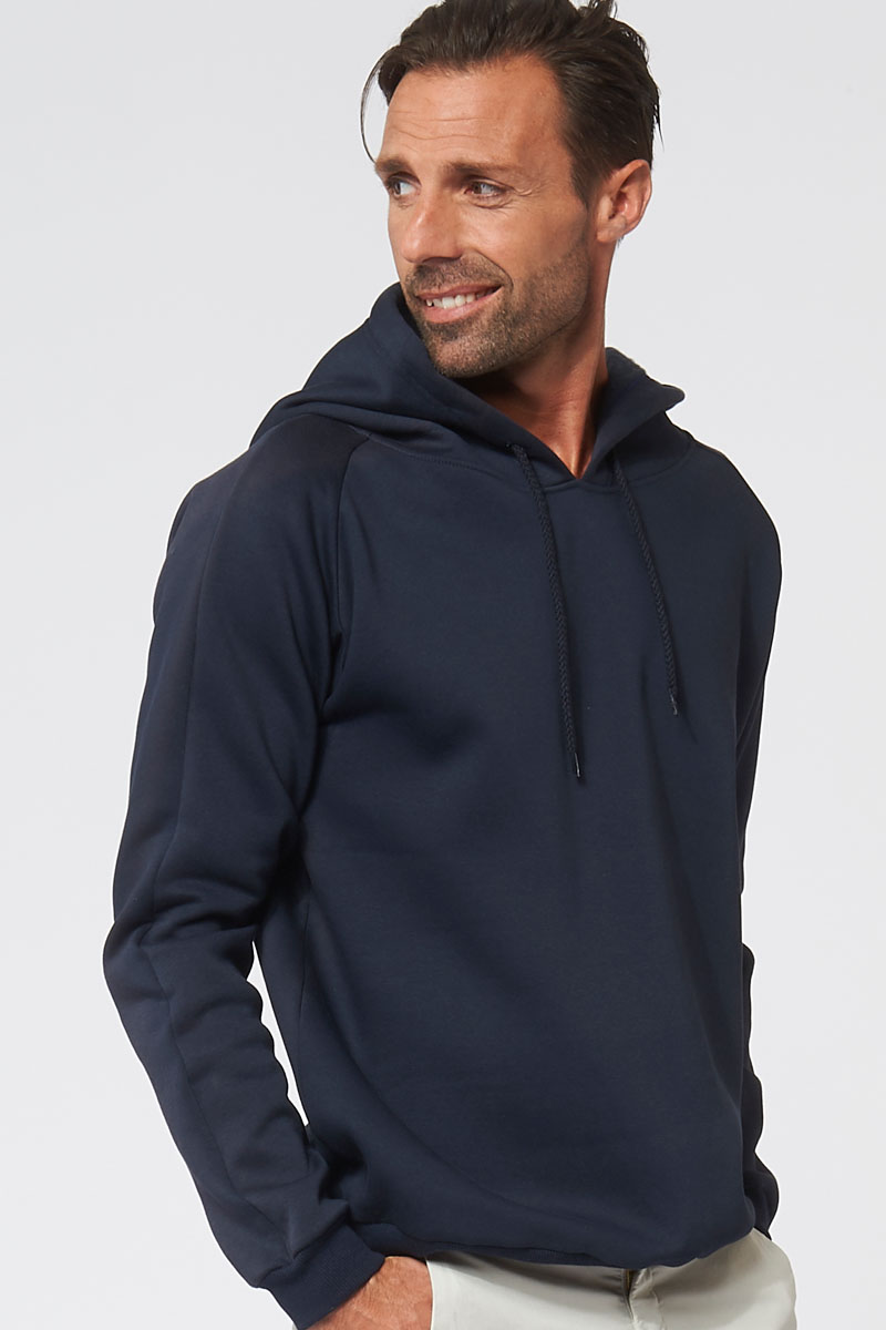 Sweat à capuche hoodie made in France Rembrandt marine homme de profil - FIL ROUGE