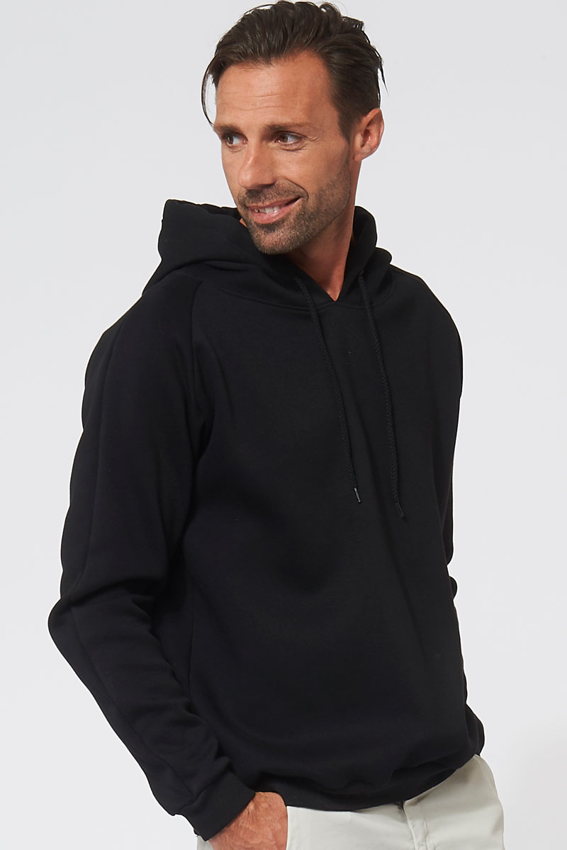 Sweat à capuche hoodie made in France Rembrandt noir homme de profil - FIL ROUGE
