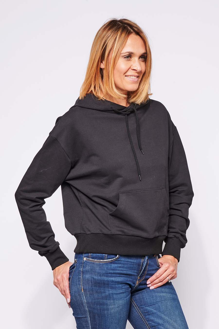 Sweat à capuche hoodie made in France Sara noir femme de profil - FIL ROUGE