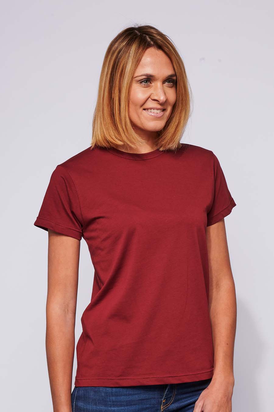 Tee-shirt made in France en coton bio BEATRICE bordeaux femme de profil qui sourit - FIL ROUGE