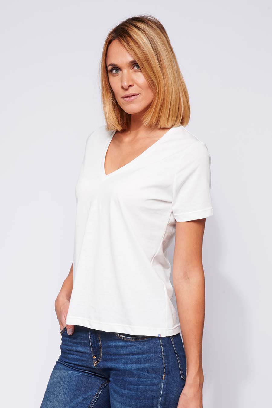 Tee-shirt made in France col en V en coton bio BETTY blanc femme de profil - FIL ROUGE