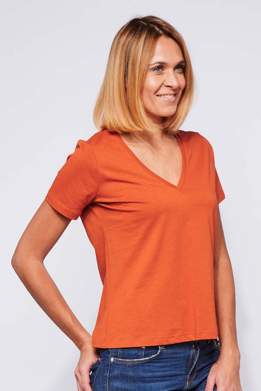 Tee-shirt made in France col en V en coton bio BETTY brique femme de profil - FIL ROUGE
