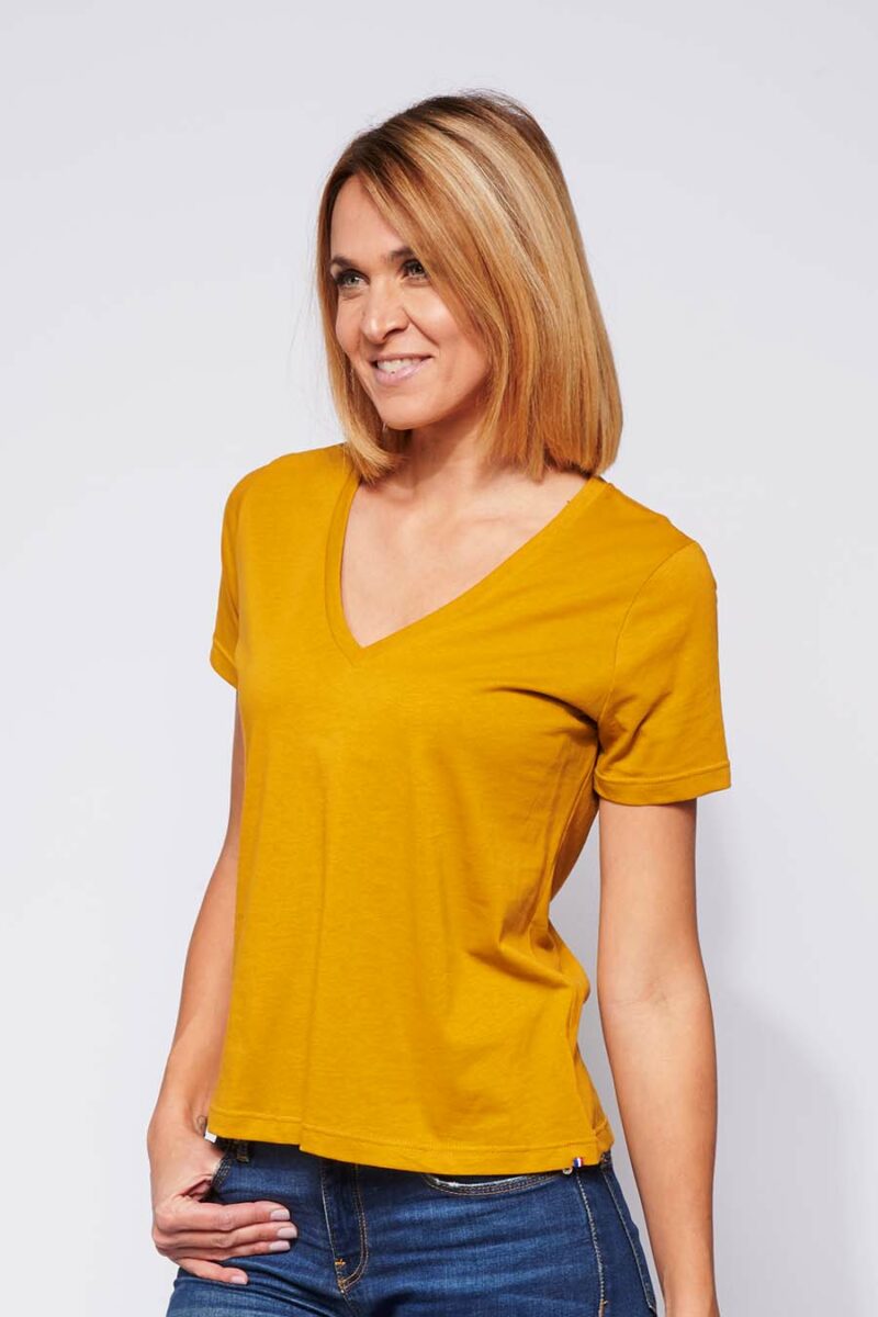 Tee-shirt made in France col en V en coton bio BETTY moutarde femme de profil - FIL ROUGE