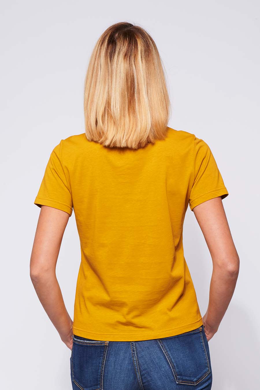 Tee-shirt made in France col en V en coton bio BETTY moutarde femme de dos - FIL ROUGE