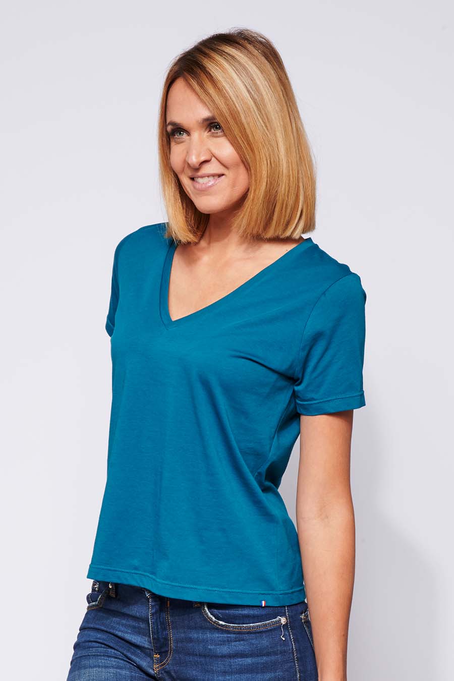 Tee-shirt made in France col en V en coton bio BETTY pétrole femme de profil - FIL ROUGE