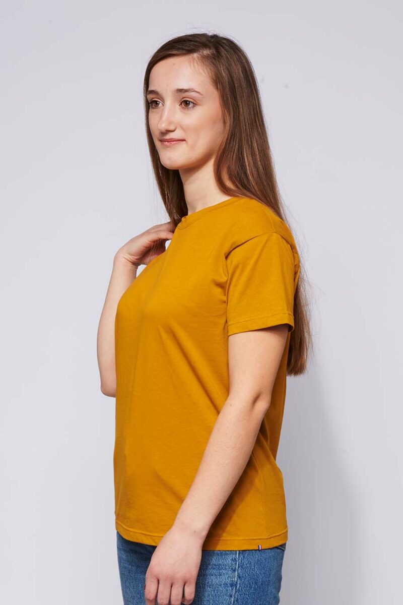 Tee-shirt made in France en coton bio BRIGITTE moutarde femme de profil - FIL ROUGE
