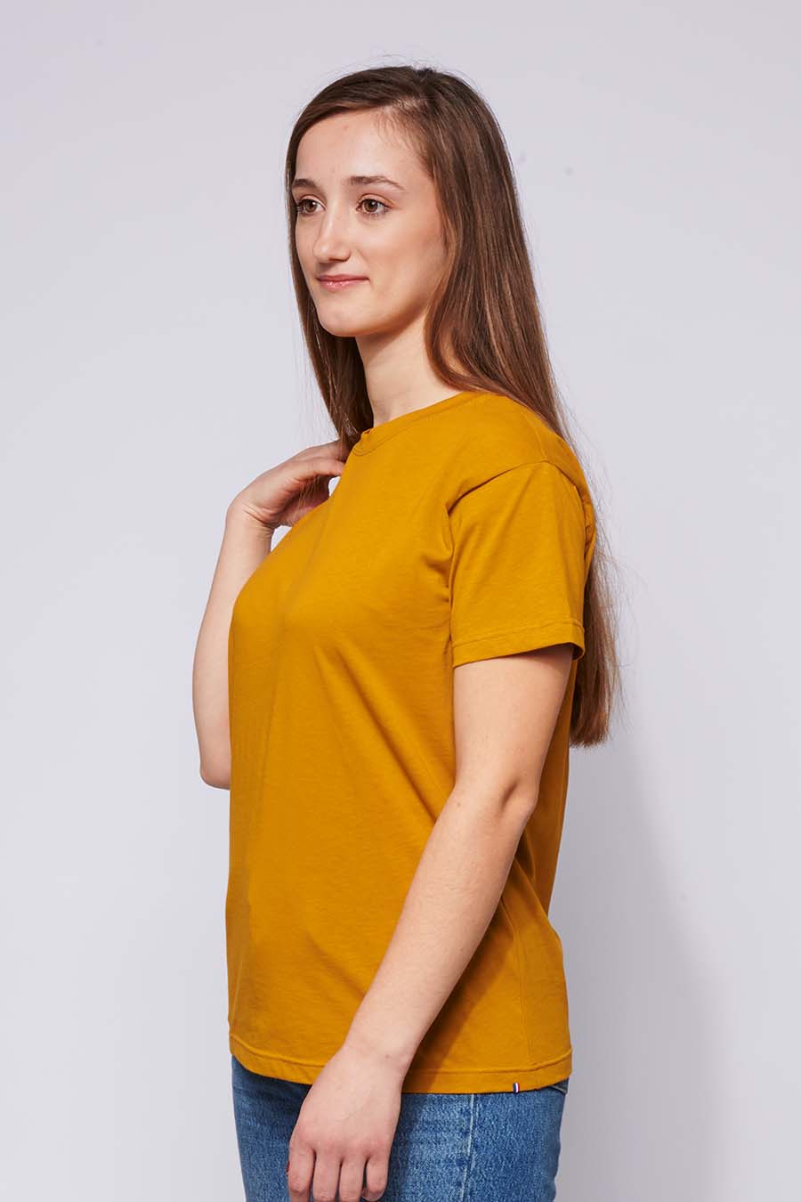 Tee-shirt made in France en coton bio BRIGITTE moutarde femme de profil - FIL ROUGE