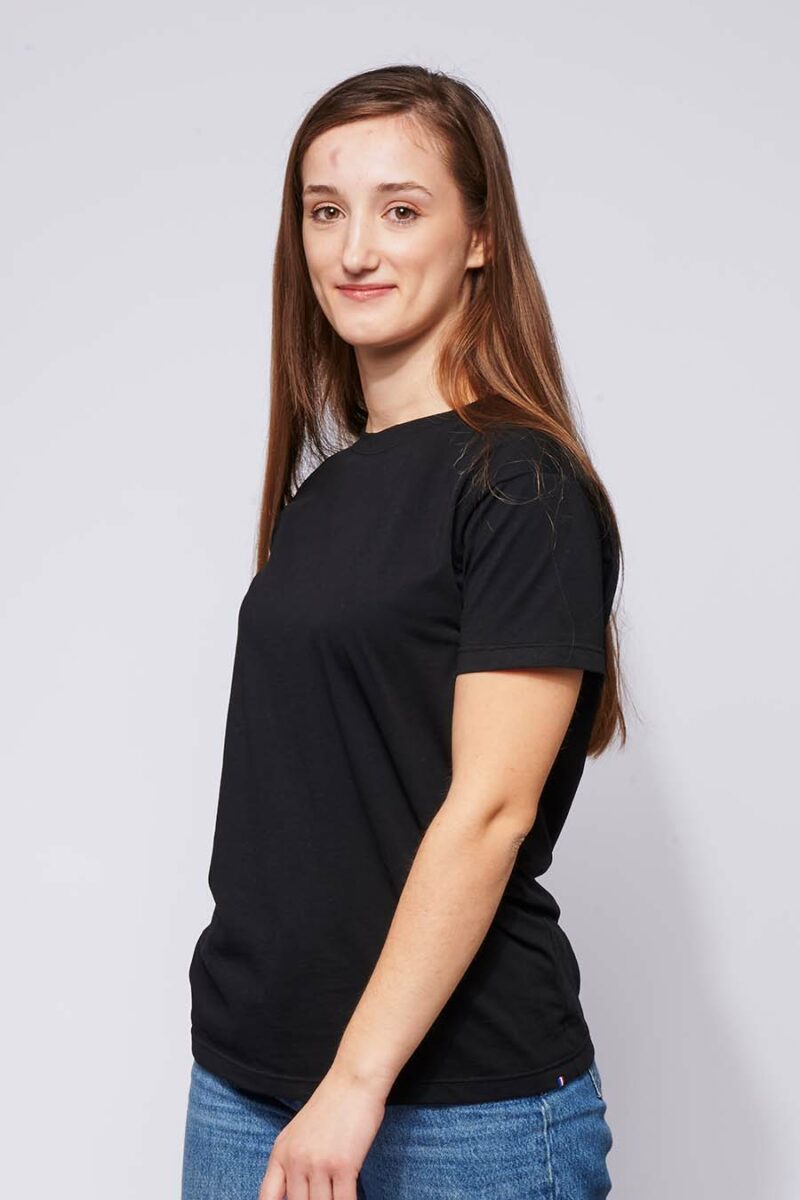 Tee-shirt made in France en coton bio BRIGITTE noir femme de profil - FIL ROUGE