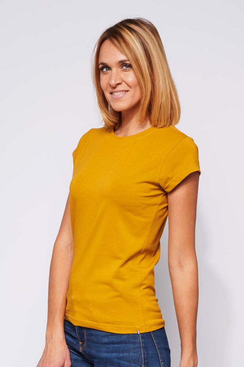 Tee-shirt made in France en coton bio LAURE moutarde femme de profil qui sourit - FIL ROUGE