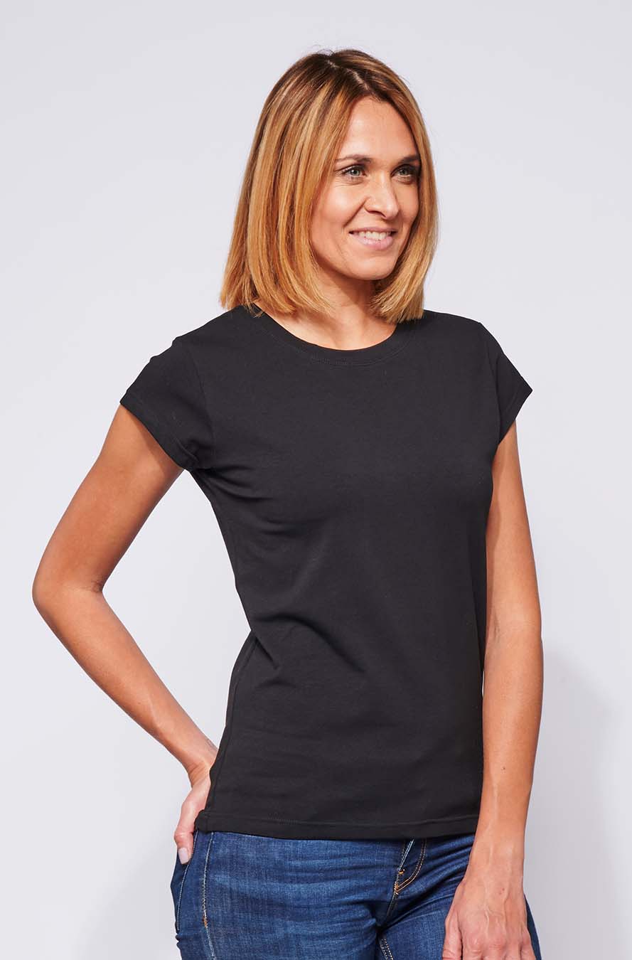 Tee-shirt made in France en coton bio LAURE noir femme de profil qui sourit - FIL ROUGE
