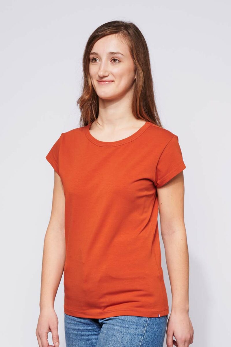 Tee-shirt made in France en coton bio LOUISON brique femme de profil - FIL ROUGE