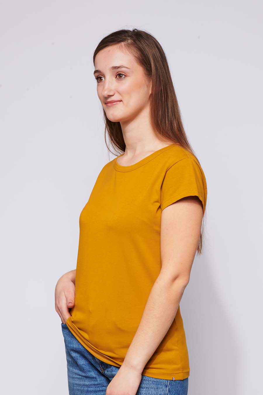 Tee-shirt made in France en coton bio LOUISON moutarde femme de profil - FIL ROUGE