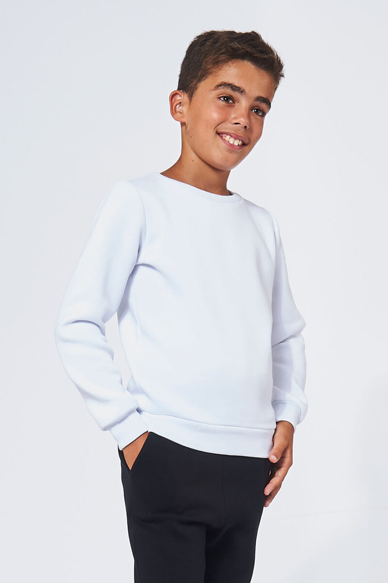 Sweatshirt made in France en molleton gratté ARMAND blanc enfant de profil qui sourit - FIL ROUGE