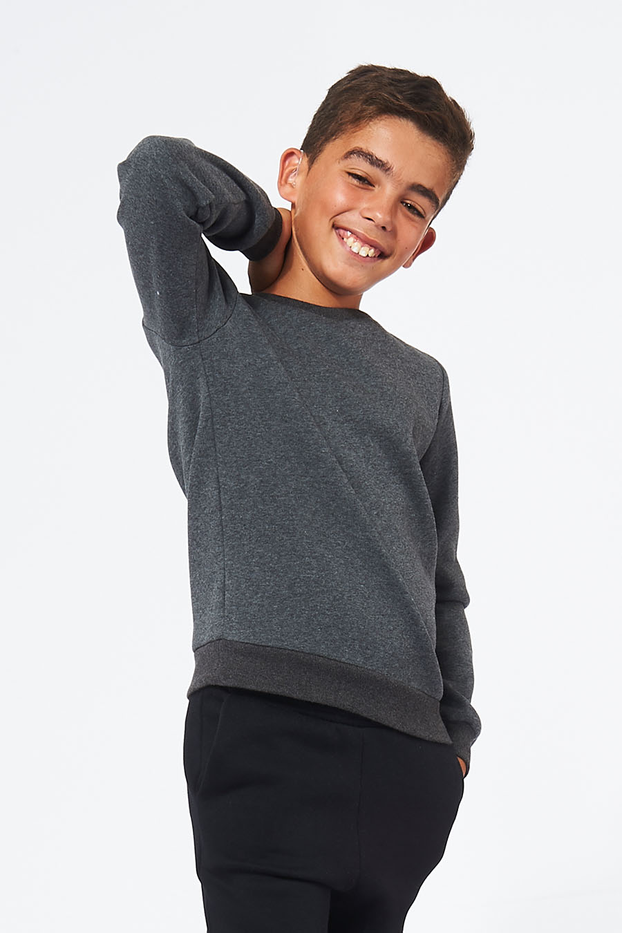 Sweatshirt made in France en molleton gratté ARMAND gris-fonce enfant de profil qui sourit - FIL ROUGE
