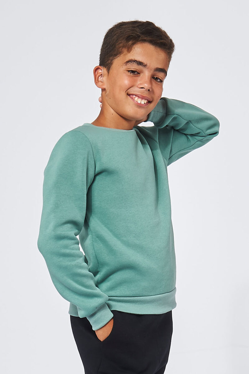 Sweatshirt made in France en molleton gratté ARMAND vert menthe enfant de profil qui sourit - FIL ROUGE