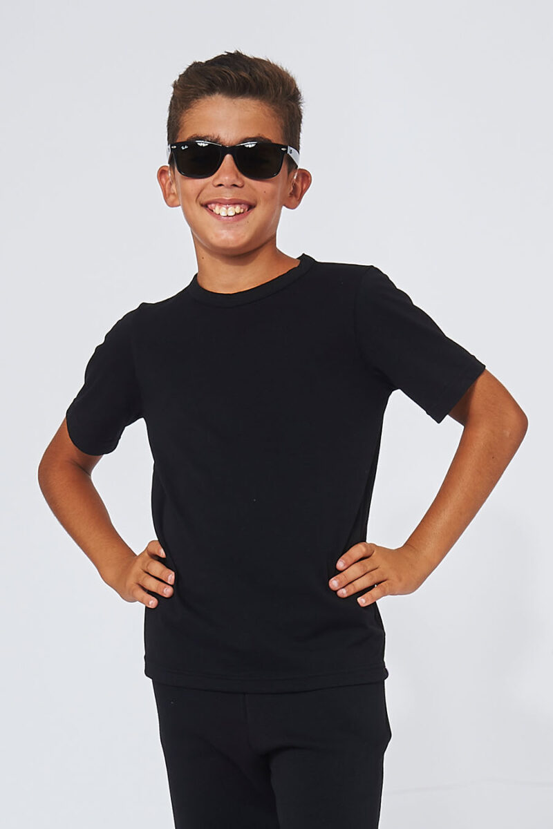 Tee-shirt made in France en coton bio AUGUST noir garçon qui sourit avec des lunettes - FIL ROUGE
