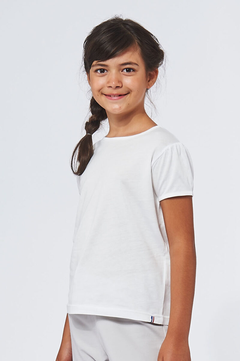 Tee-shirt made in France en coton bio RAFFAELLA blanc fille qui sourit - FIL ROUGE