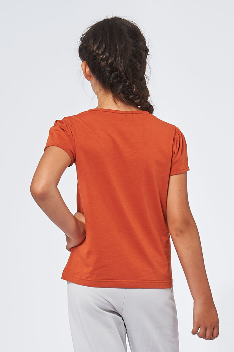 Tee-shirt made in France en coton bio RAFFAELLA brique fille de dos - FIL ROUGE