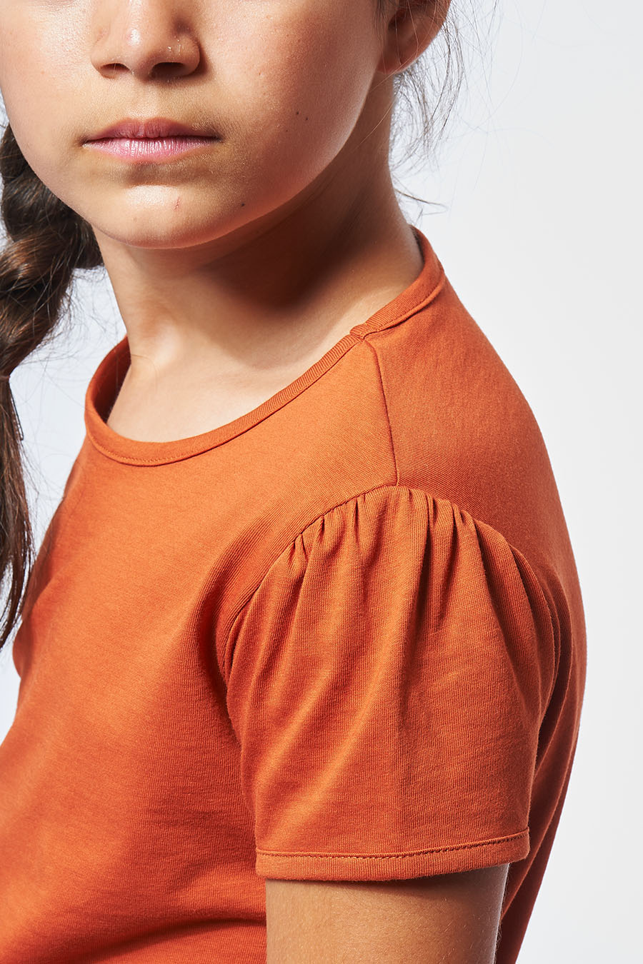 zoom tee-shirt fille made in France en coton bio RAFFAELLA brique - FIL ROUGE