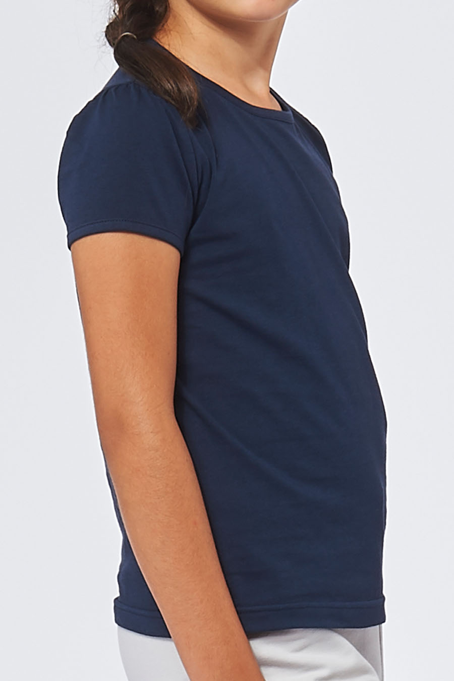 Tee-shirt made in France en coton bio RAFFAELLA marine fille de profil - FIL ROUGE