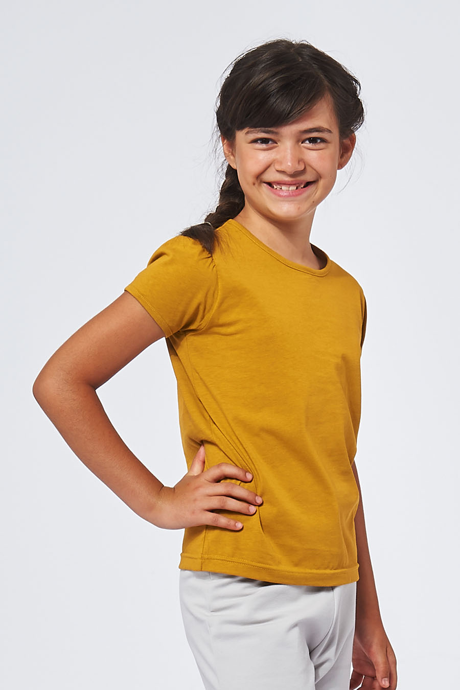 Tee-shirt made in France en coton bio RAFFAELLA moutarde fille qui sourit de profil - FIL ROUGE