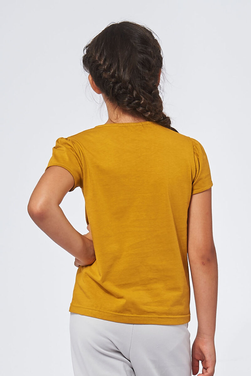 Tee-shirt made in France en coton bio RAFFAELLA moutarde fille de dos - FIL ROUGE