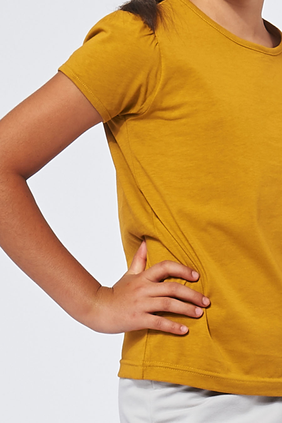 zoom tee-shirt fille made in France en coton bio RAFFAELLA moutarde - FIL ROUGE