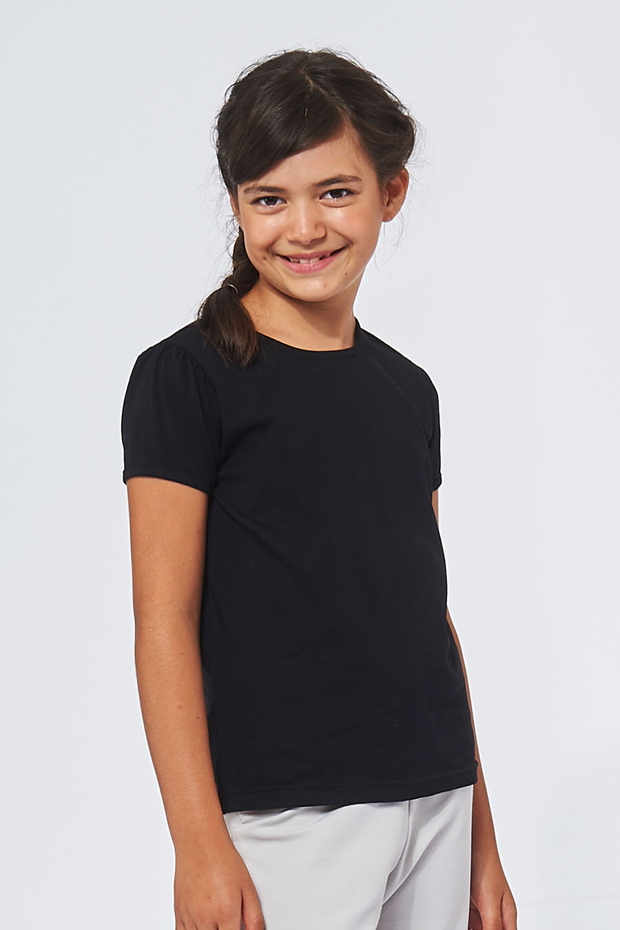 Tee-shirt made in France en coton bio RAFFAELLA noir fille qui sourit - FIL ROUGE